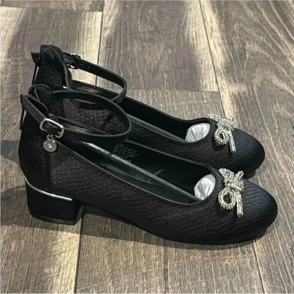 New authentic Vince Camuto girls black dress shoes sz 3 display